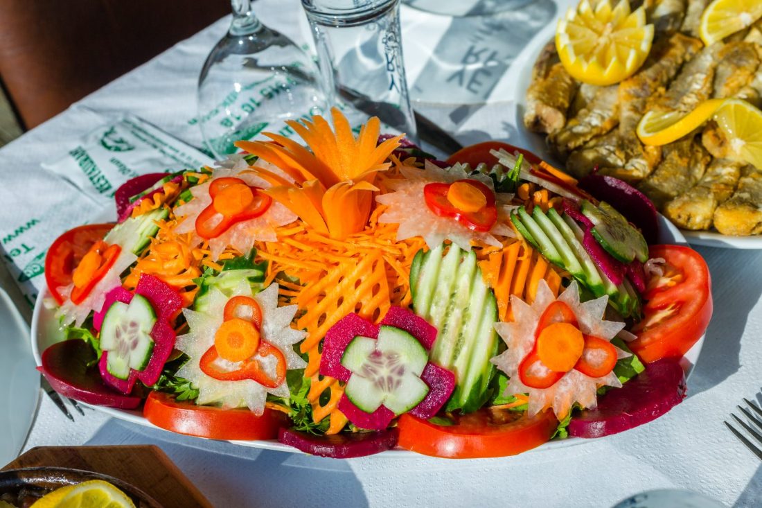 Meşhur Amasra salatası, onlarca taze sebzeyle