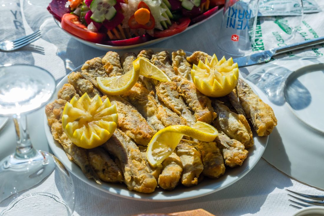 Amasra usulü tava balık, limon ve roka ile