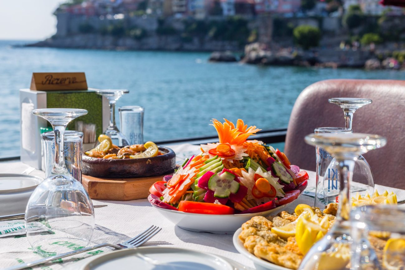Çınar Restaurant'ta deniz manzaralı sofra