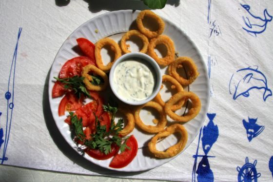 Tava balık, domates ve roka ile